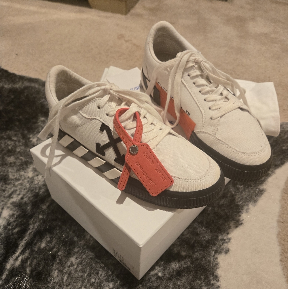 Saks Fifth Avenue White and Black Off-White Low Vulcanized Sneakers Size 39 (9)